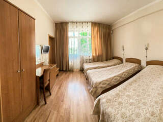 Гостиница Гостевой дом на Мамайке Сочи Трехместный номер с балконом-1