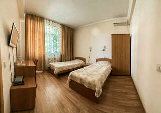 Гостиница Гостевой дом на Мамайке Сочи Двухместный номер с 2 отдельными кроватями и балконом-1